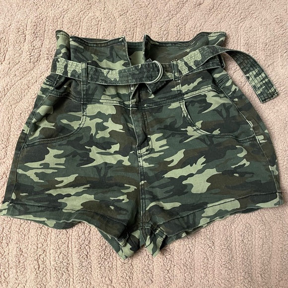 High Waisted Belted Camouflage Fitted Shorts Sz L - Picture 1 of 8